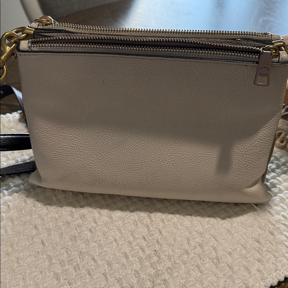 AUTHENTIC COACH CROSSBODY PURSE - Picture 3 of 7